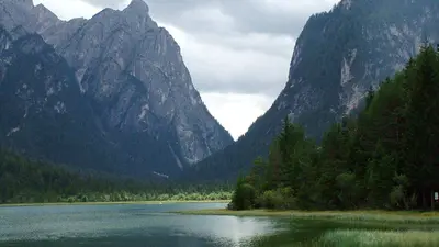 Blick auf den Toblacher See und die Dolomiten