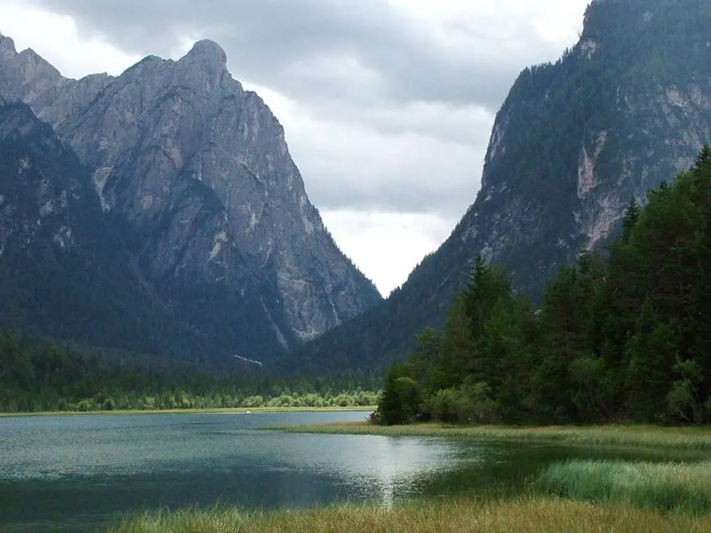 Blick auf den Toblacher See und die Dolomiten