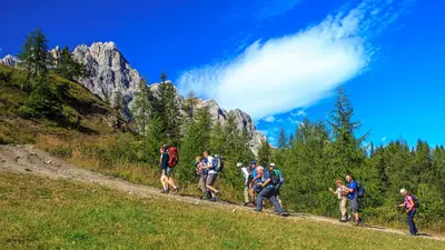 Wandergruppe auf einem Pfad in den Dolomiten