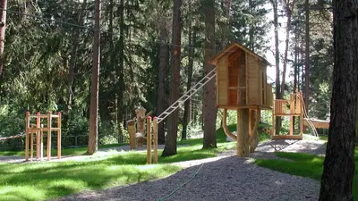 Spielplatz mit Baumhaus im Adventureland des Kurparks Niederdorf