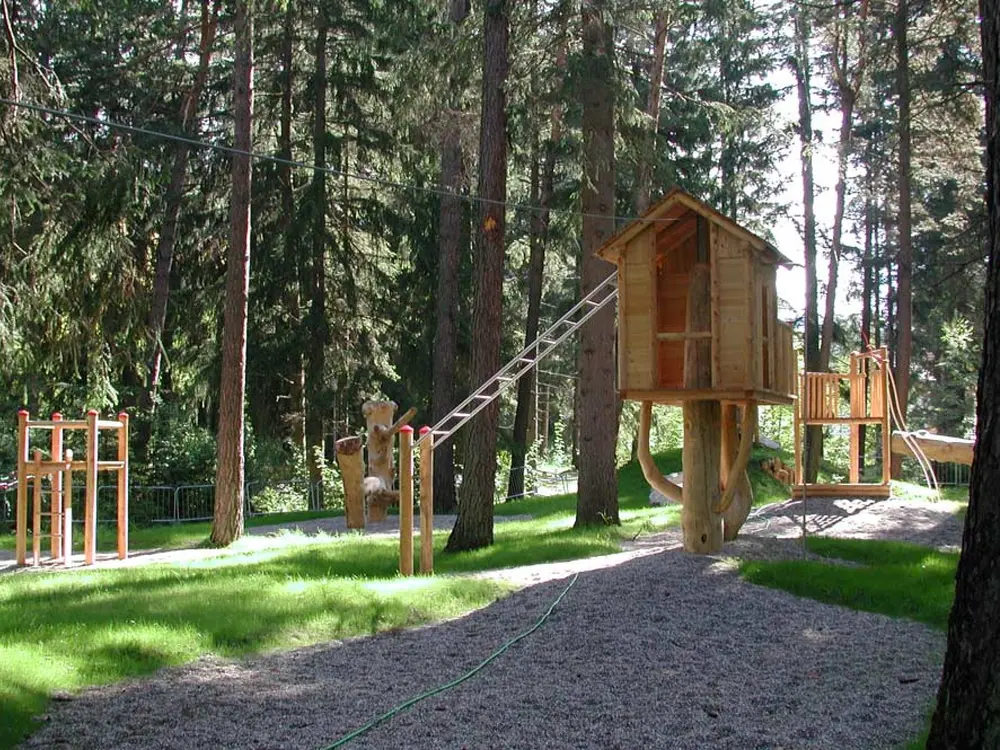 Spielplatz mit Baumhaus im Adventureland des Kurparks Niederdorf