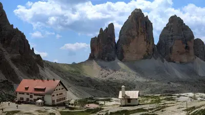 Dreizinnenhütte mit Kapelle und Drei Zinnen im Hintergrund