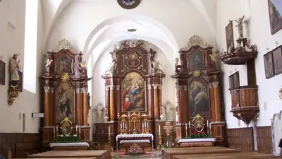 Blick auf den Altar im Inneren der Stiftskirche Innichen