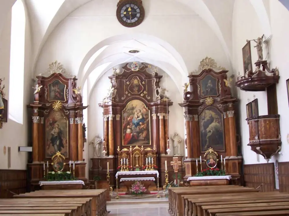 Blick auf den Altar im Inneren der Stiftskirche Innichen