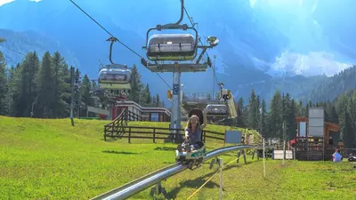Frau während der Fahrt auf der Sommerrodelbahn Fun-Bob am Haunold bei Innichen