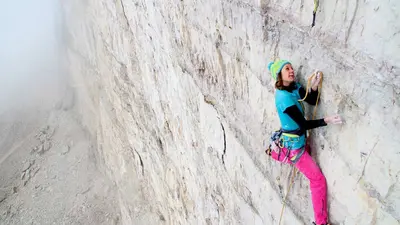 Bergführerin Lisi Steurer klettert an der Großen Zinne