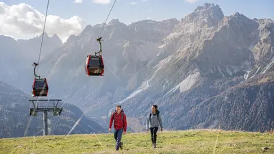 Wandern unter der Seilbahn in der Dolomitenregion 3 Zinnen