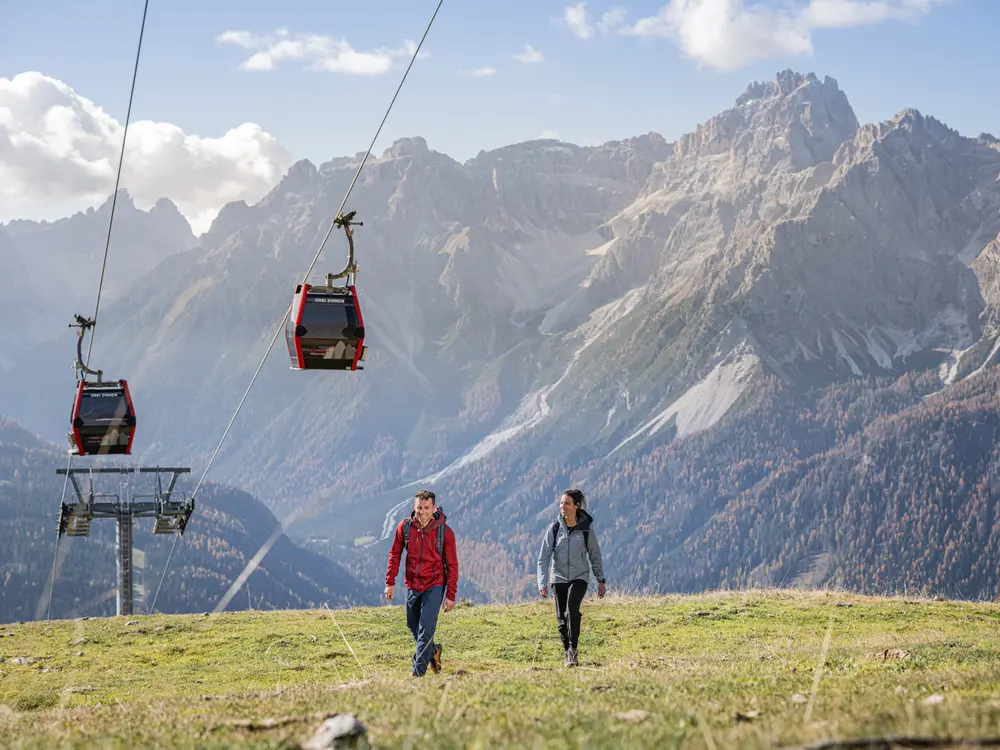 Wandern unter der Seilbahn in der Dolomitenregion 3 Zinnen
