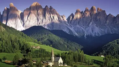 St. Magdalena mit Bergpanorama