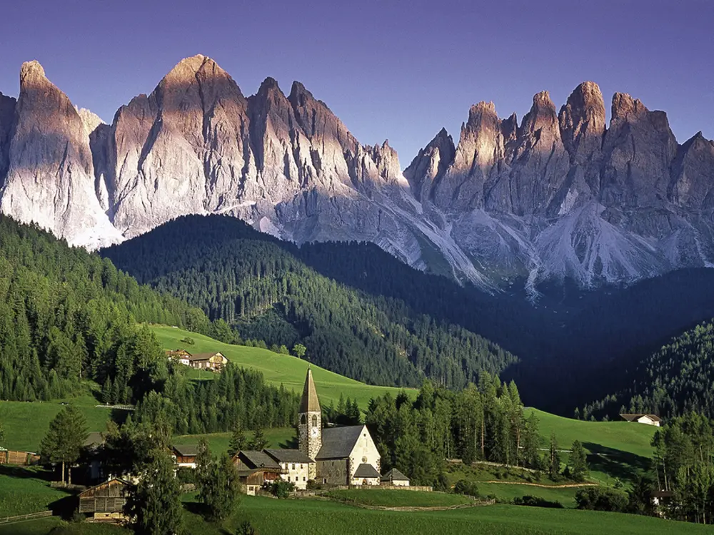 St. Magdalena mit Bergpanorama