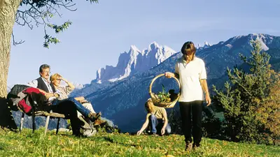 Familie beim Kastaniensammeln
