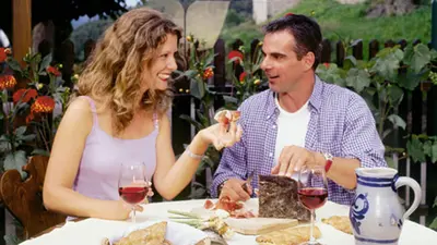 Paar beim Essen vor einer Burg