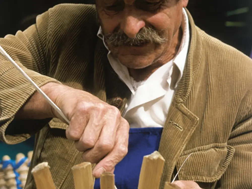 Älterer Mann beim Korbflechten