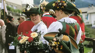 Zwei Frauen in Trachten