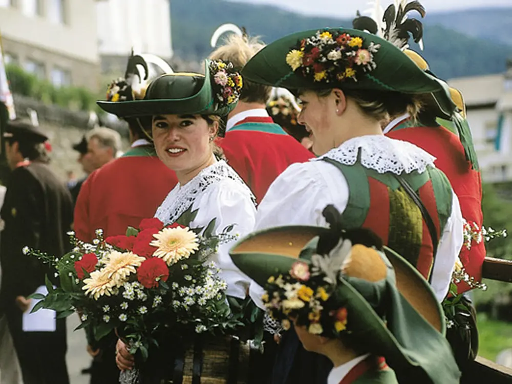 Zwei Frauen in Trachten