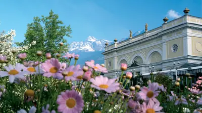 Kurhaus Meran mit Bergspitze Tschigat