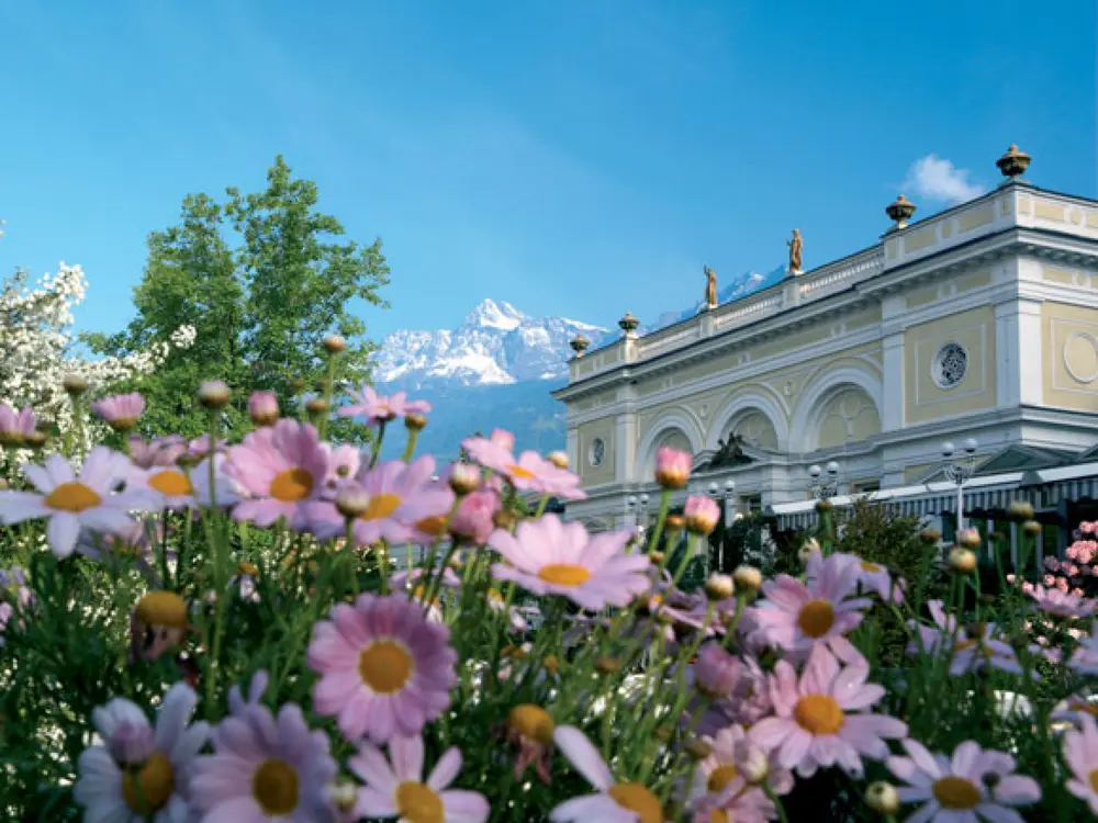 Kurhaus Meran mit Bergspitze Tschigat