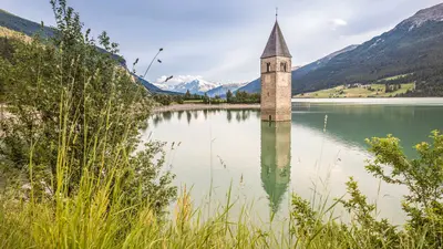 Turm im Reschensee bei Graun gilt als das Wahrzeichen des Vinschgau