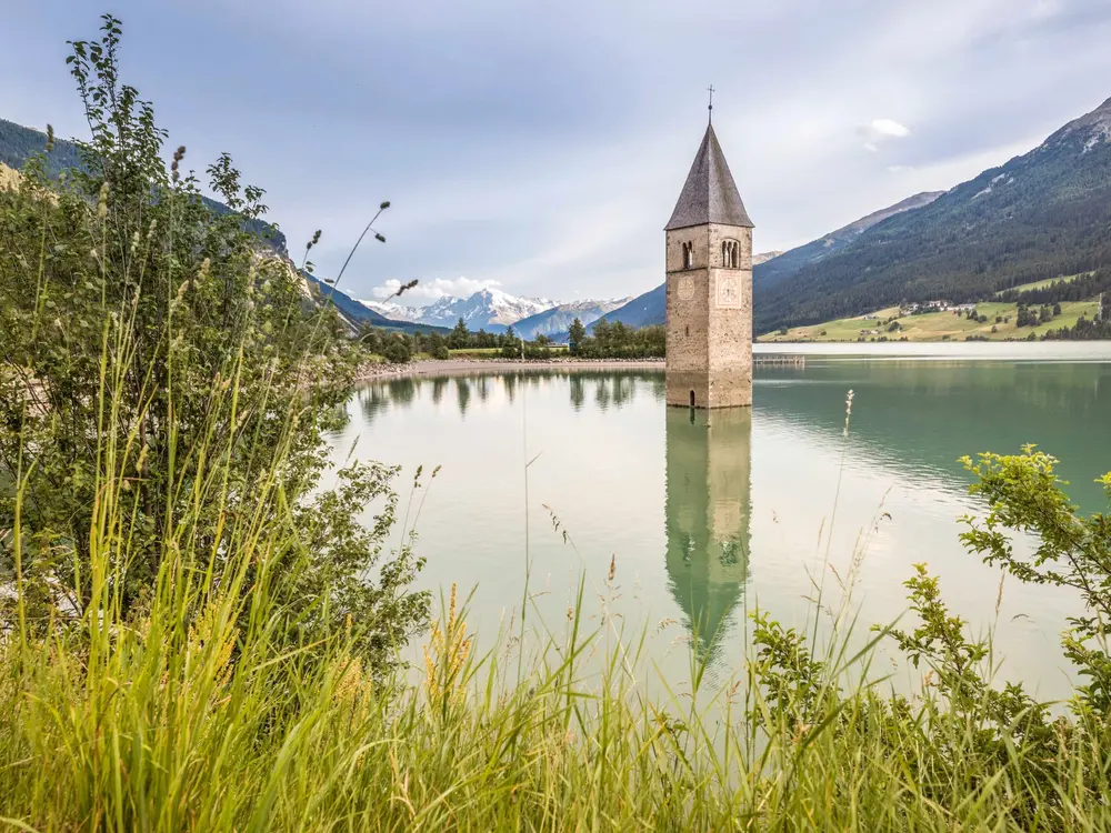 Turm im Reschensee bei Graun gilt als das Wahrzeichen des Vinschgau