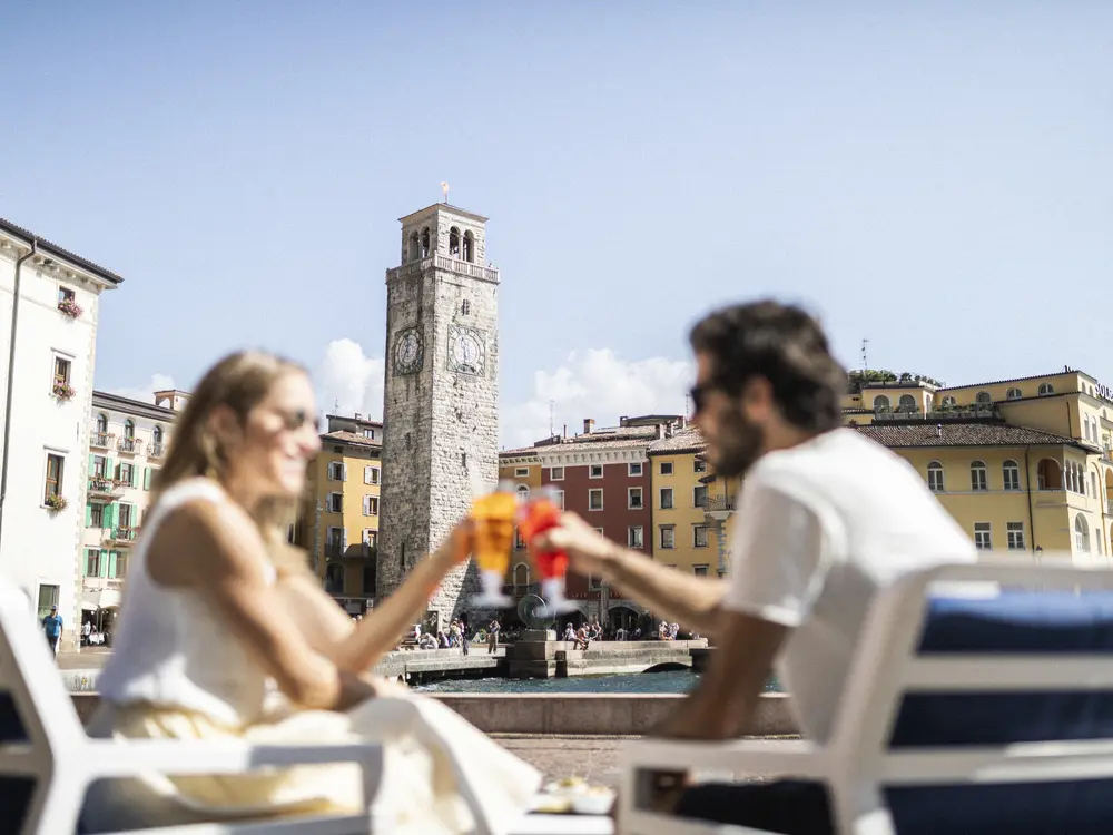 Ein Paar genießt einen Aperol Sprizz im Zentrum von Riva del Garda