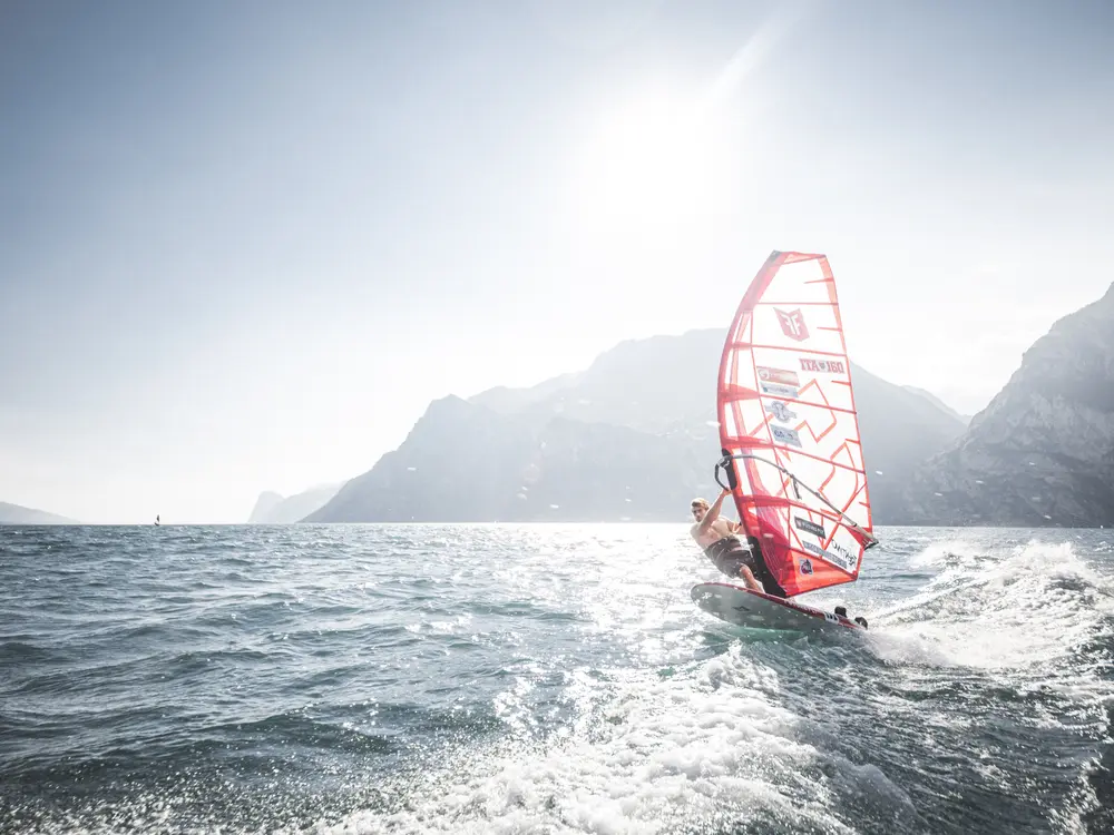 Windsurfen zählt zu den beliebtesten Wassersportarten am Gardasee