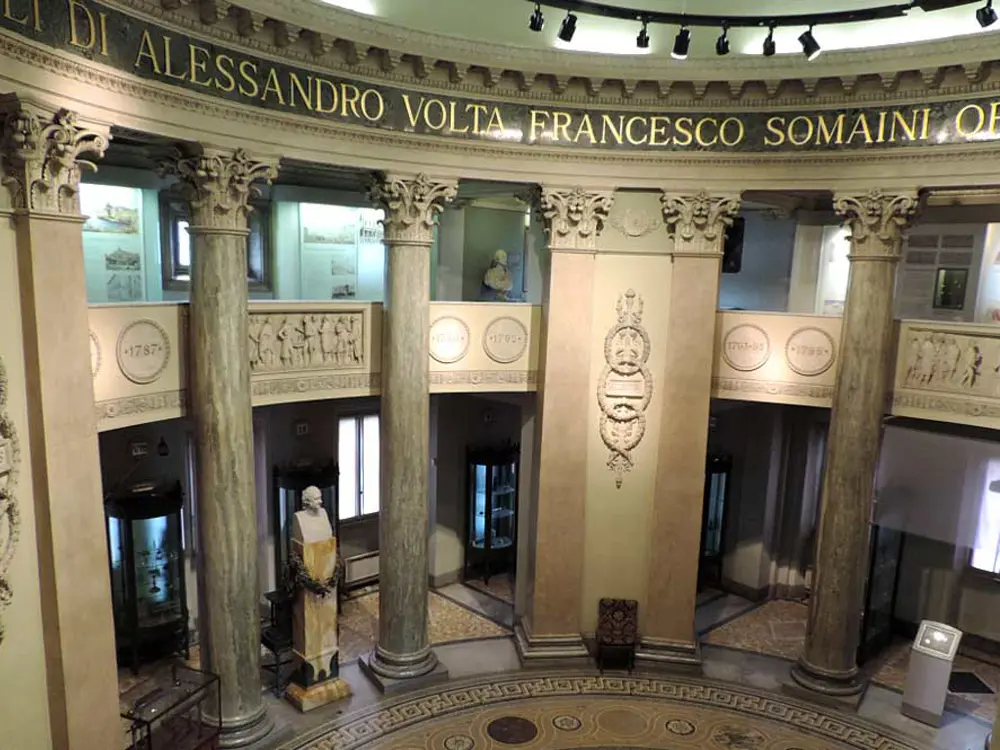 Innenansicht des Tempio Voltiano