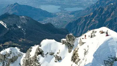 Verschneiter Gipfel des Grignetta mit dem Comer See im Hintergrund