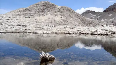 Kristallklares Wasser am Fuß des Boè