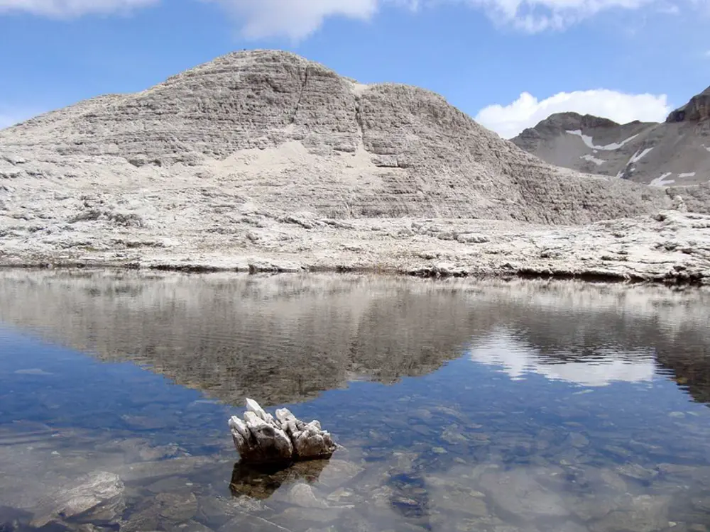 Kristallklares Wasser am Fuß des Boè