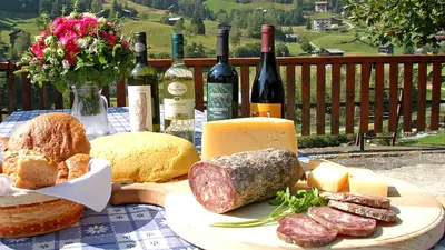 Typische Spezialitäten aus dem Val di Sole: Brot, Wein, Käse und Salami