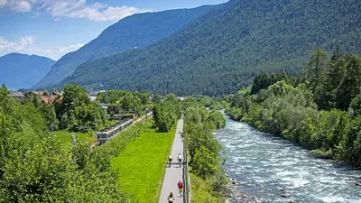 Radfahrer am Fluss Noce im Val di Sole