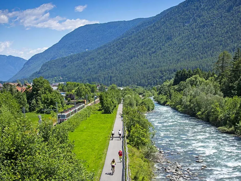 Radfahrer am Fluss Noce im Val di Sole