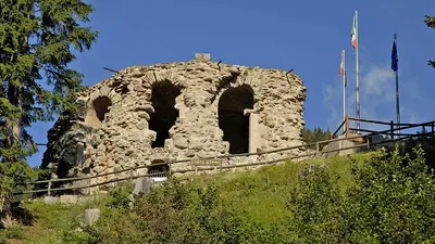 Blick auf die Ruine des Alten Zollhauses am Tonalepass