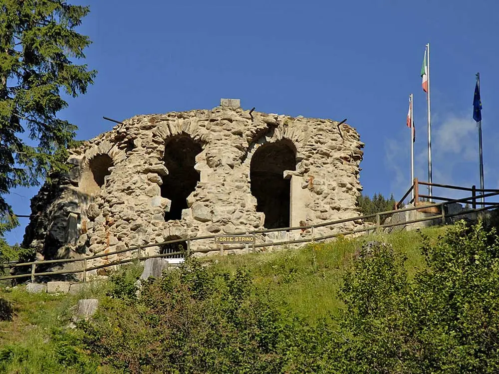 Blick auf die Ruine des Alten Zollhauses am Tonalepass