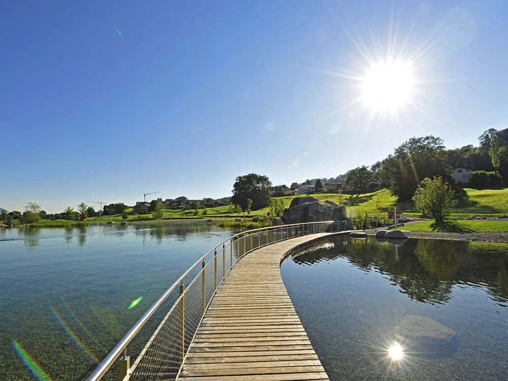 Steg in den See der Freizeitanlage Grossabünt