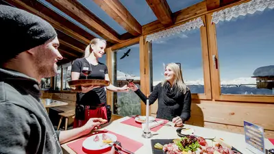 Paar beim Essen im Berghaus Arflina im Skigebiet Heuberge