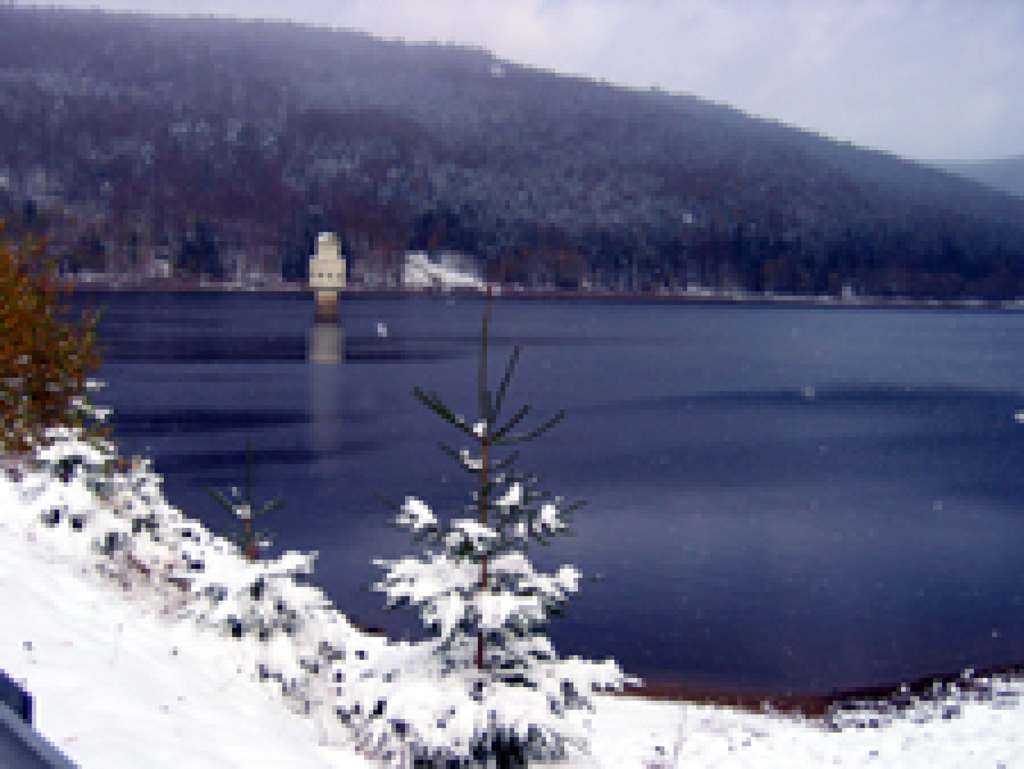 Trinkwassertalsperre beim ersten Schneefall
