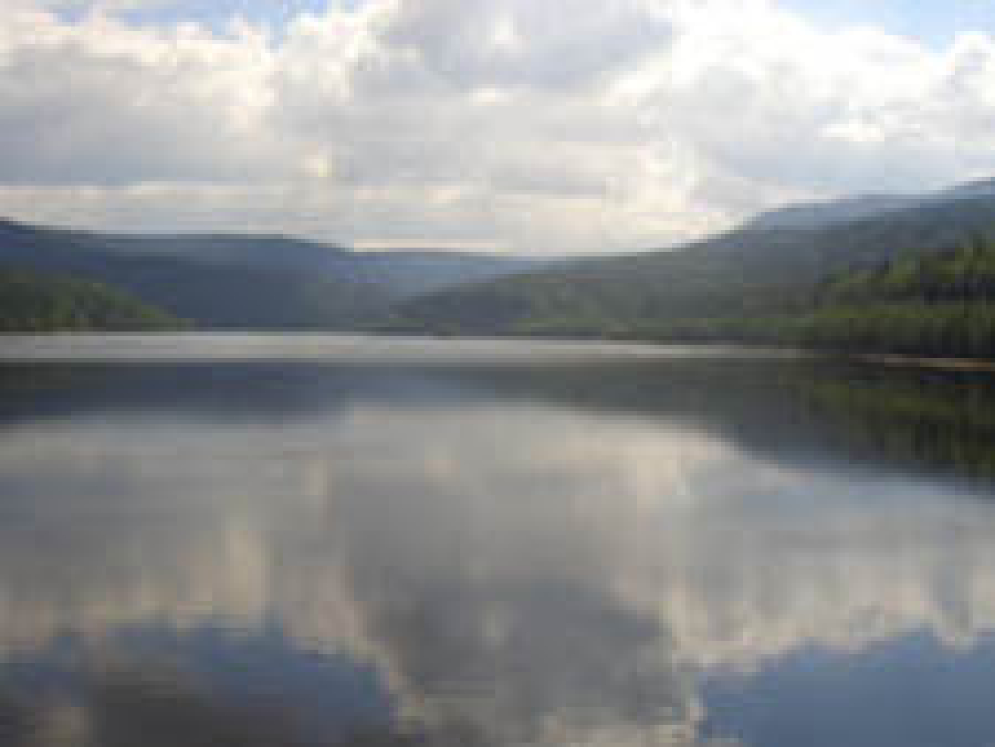 Trinkwassertalsperre im Sommer