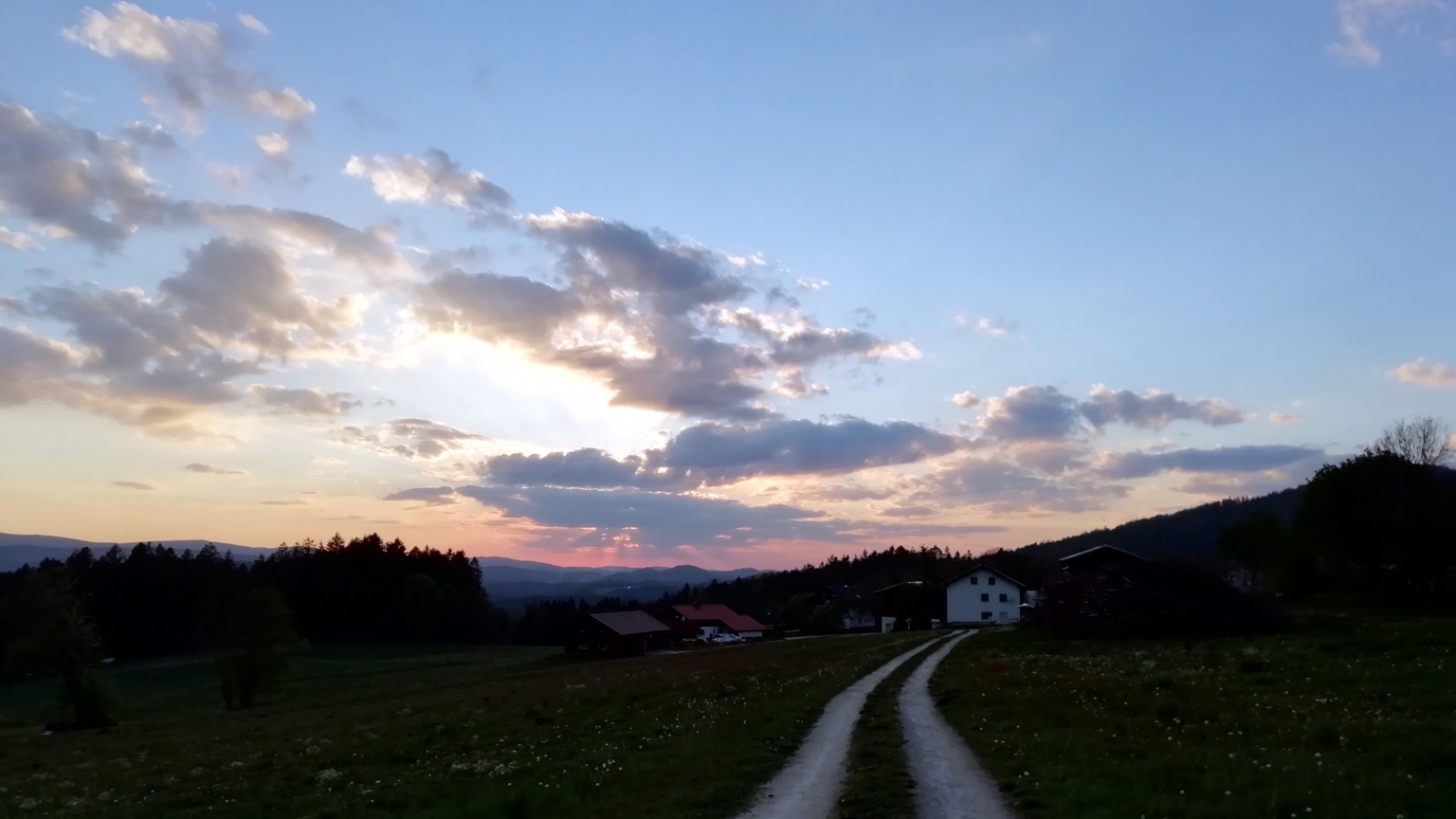 Blick auf Schöneck mit Höhenzug des Bayerischen Waldes