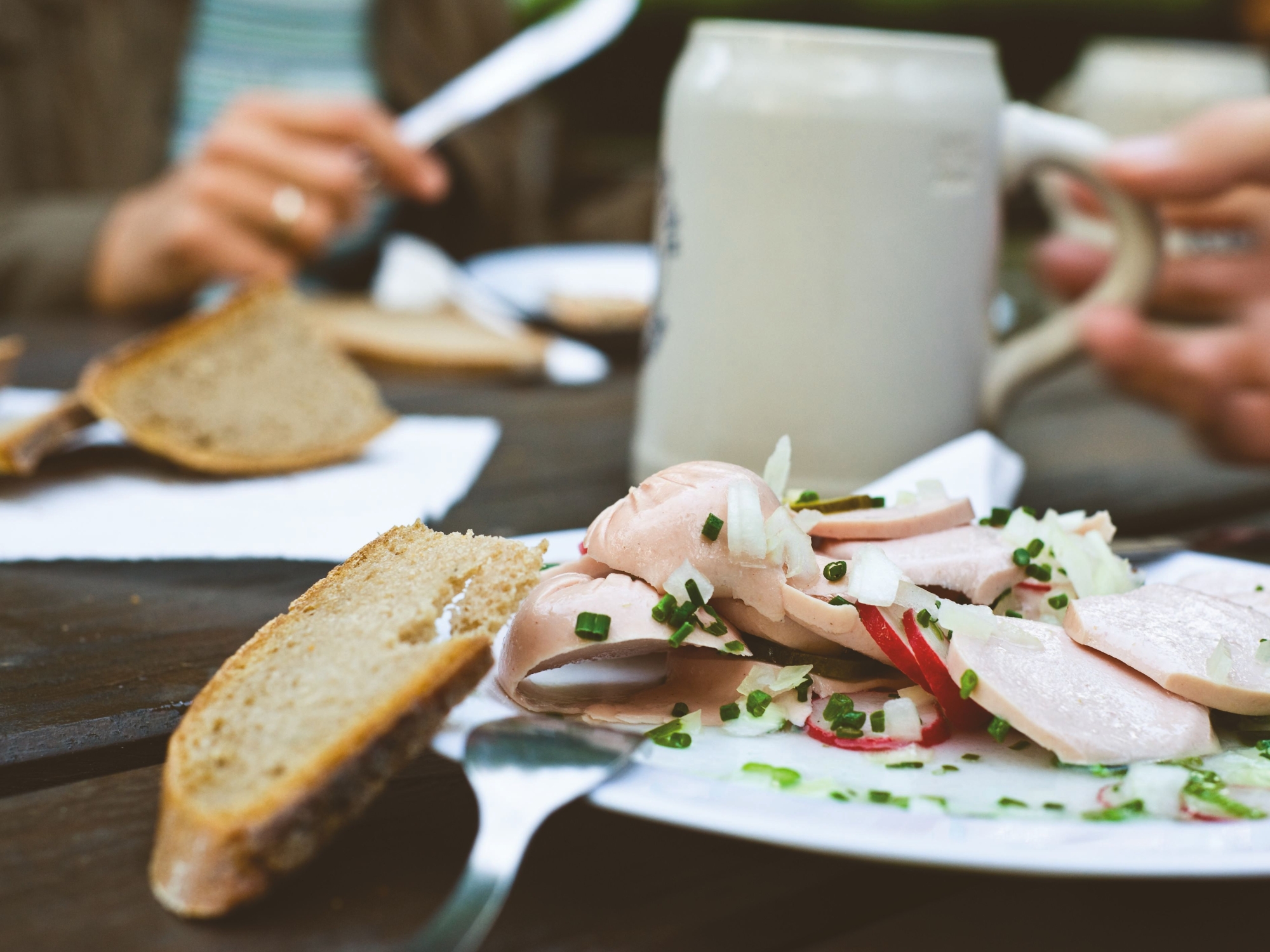 Brotzeit und süffiges Bier auf einem Keller