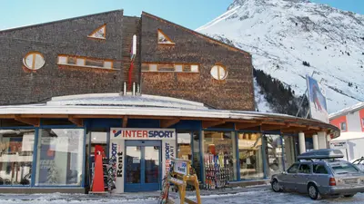 Bild Skiverleih INTERSPORT - Hauptgeschäft an der Hauptstrasse gegenüber Hotel Balluns