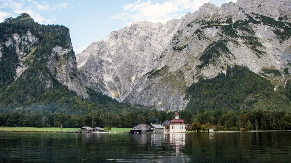 Früher Morgen am Königssee und an der weltberühmten Wallfahrtskirche St. Bartholomä