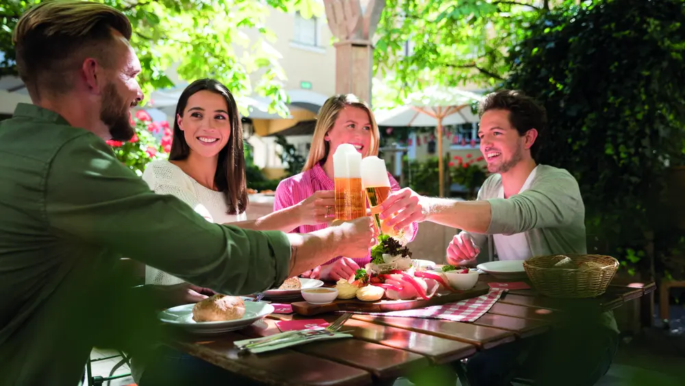 Bier und Hausmannskost genießt man im Biergarten
