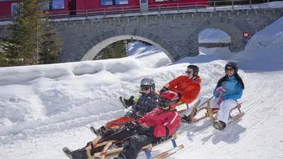Schlitteln von Preda nach Bergün auf der Albula Passstraße