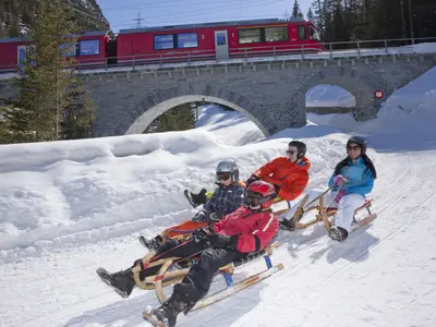 Schlitteln von Preda nach Bergün auf der Albula Passstraße © Rhätische Bahn / Christof Sonderegger