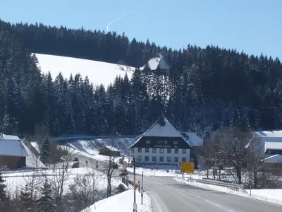 Blick auf den Ortsteil Kalte Herberge, wo sich das Skigebiet befindet © Neptuna, CC BY-SA 3.0, via Wikimedia Commons