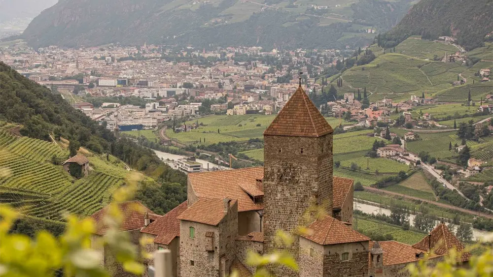 Burg Karneid mit Deutschnofen im Hintergrund
