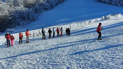 Blick auf das Skigebiet Schlossberg