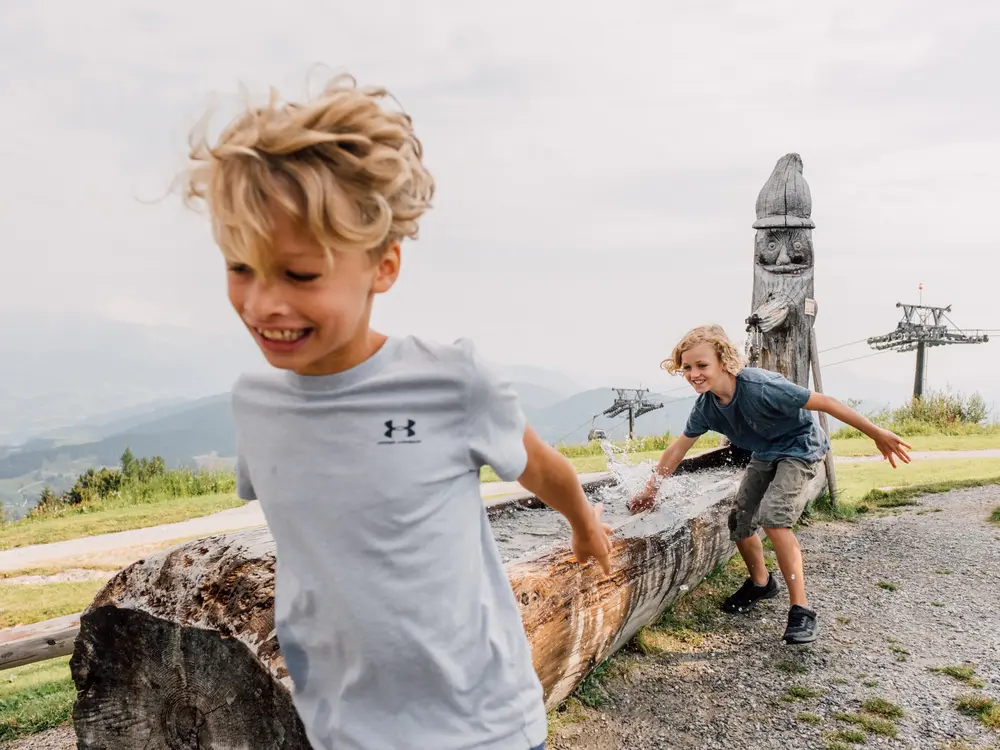 Kinder haben Spaß am Erlebnisberg Geisterberg