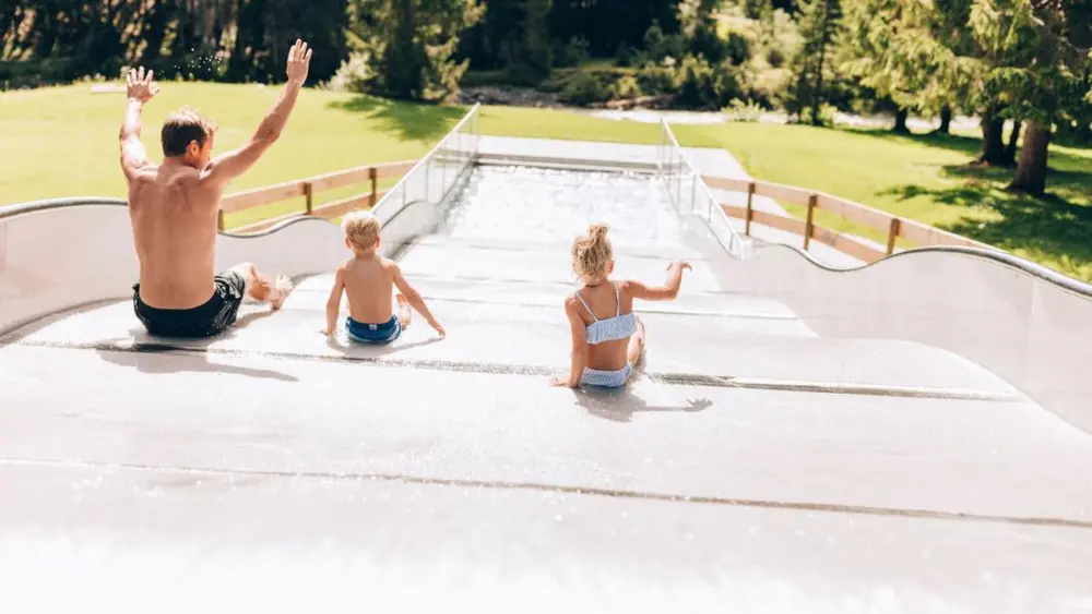 Rutschspaß im Waldschwimmbad